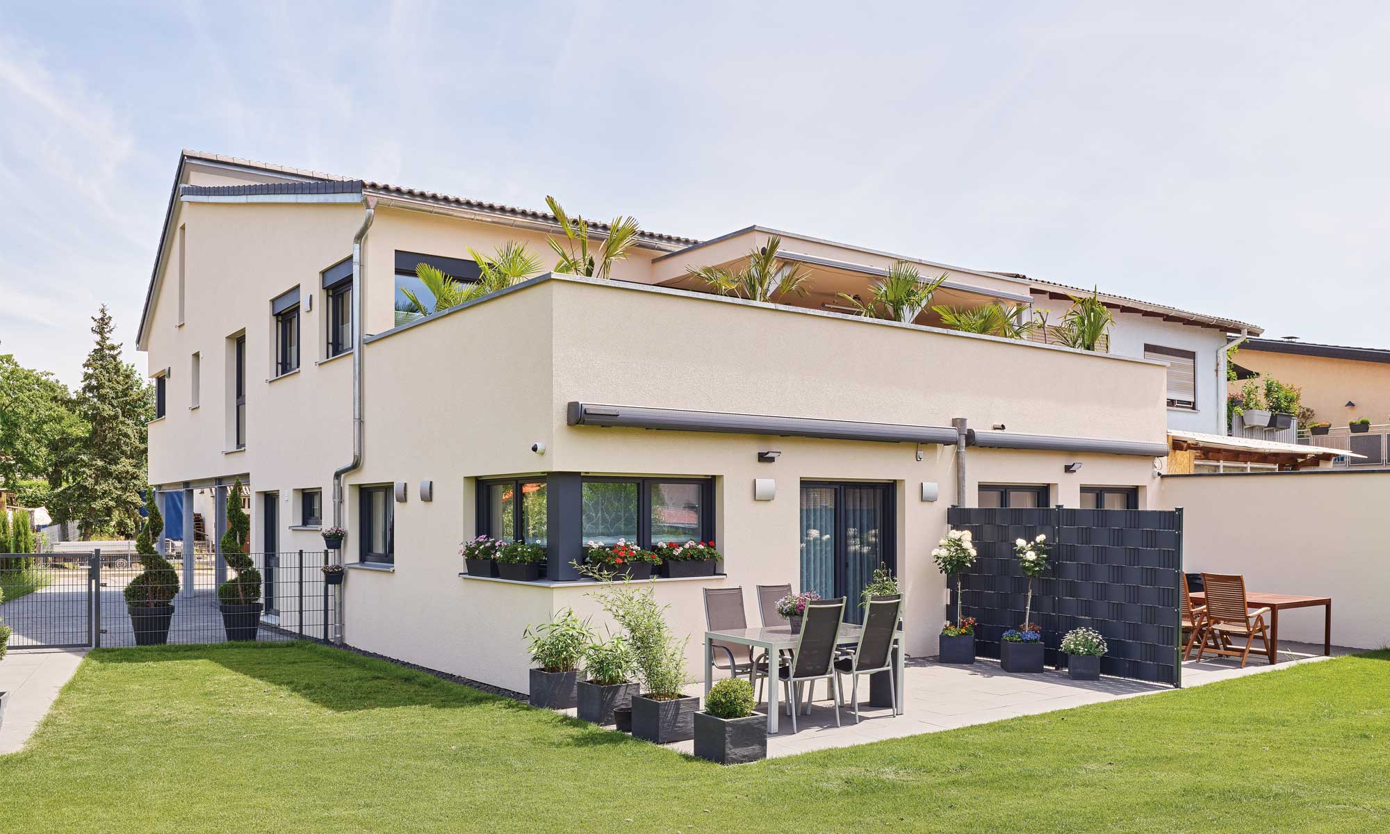 Garten und Terrasse Mehrfamilienhaus Rudolph von Fertighaus WEISS