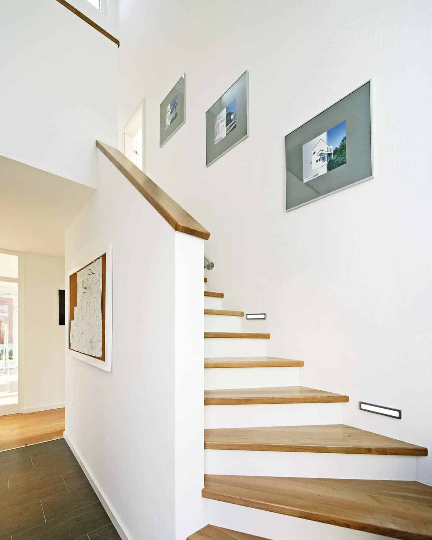 Treppe Musterhaus Villingen-Schwenningen Fertighaus WEISS