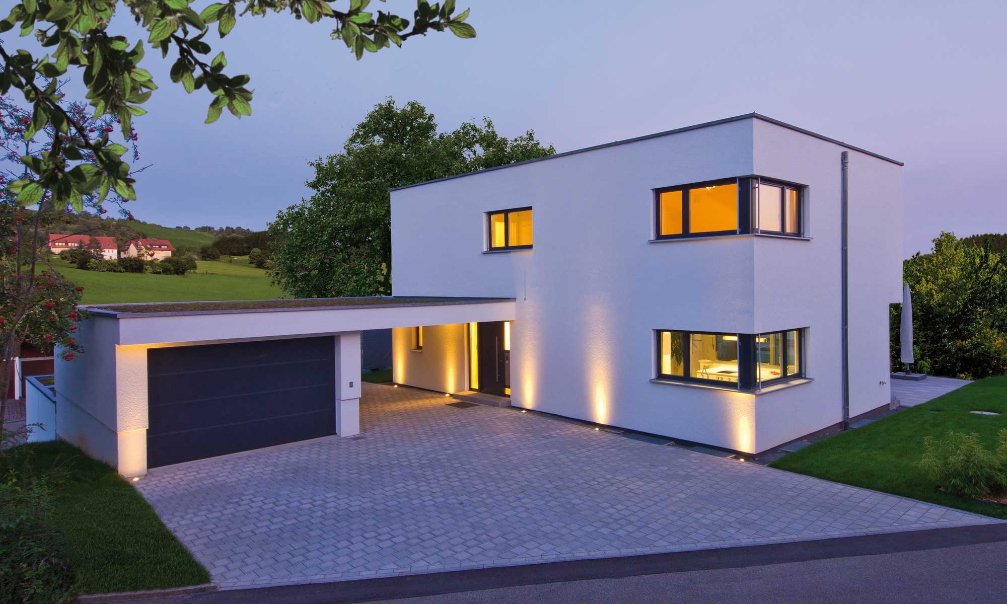 Einfahrt im Haus Krohme von Fertighaus WEISS